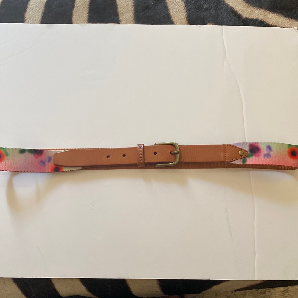 M/L Mens Pullin belt with leather detailing!
